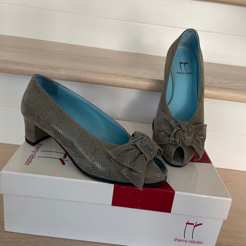 Thierry Rabotin Shoes Sz 34.5 EU/4 US Peep Toe Pumps w Bow Taupe Suede Textured